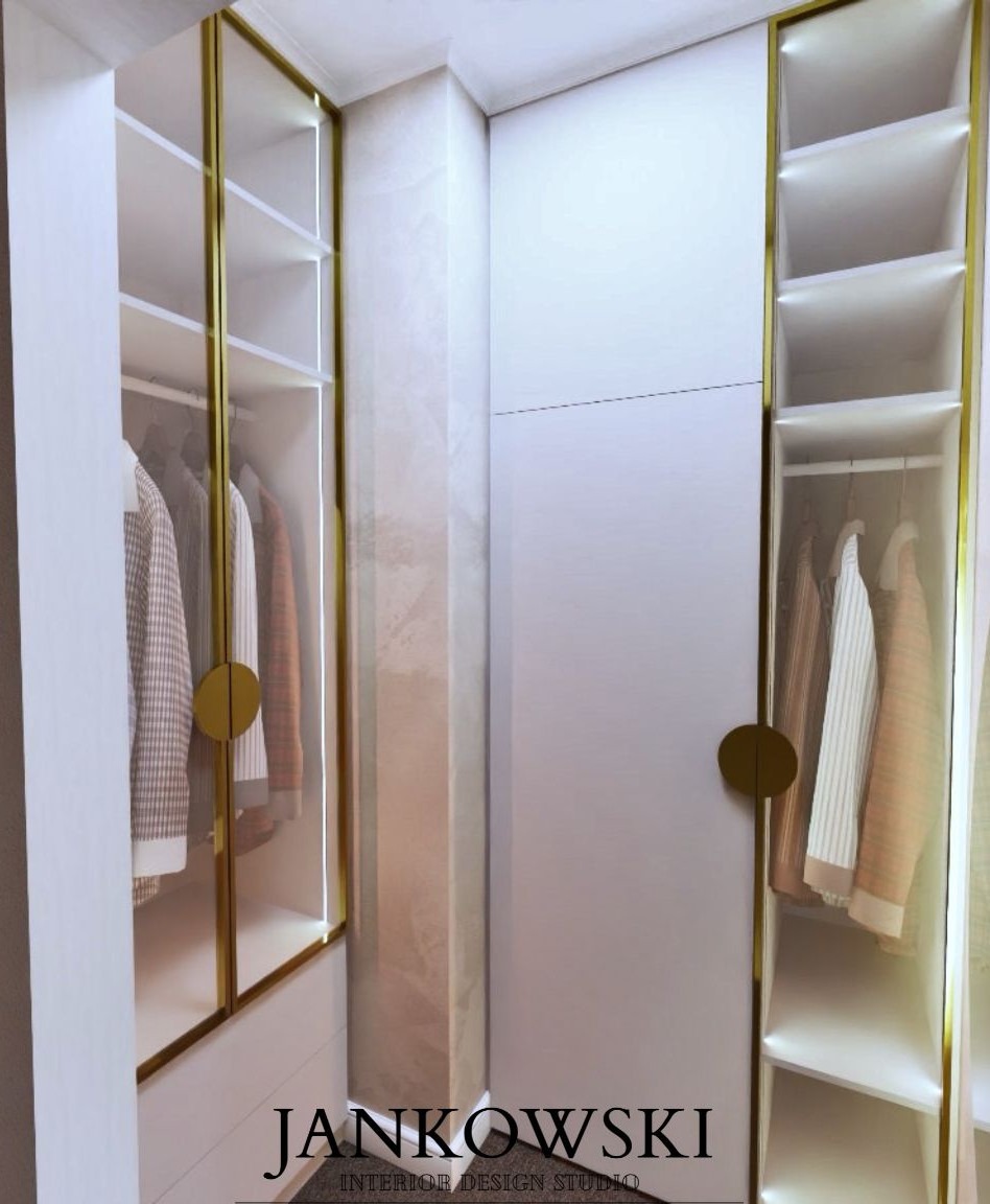 Nowoczesna garderoba z białymi półkami, złotymi ramami i oświetleniem LED. Ubrania wiszą na wieszakach. Minimalistyczny design wnętrza z marmurkową ścianą.