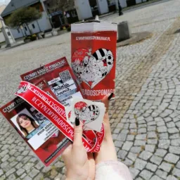 Identyfikatory, puszki oraz naklejki przygotowane dla stowarzyszenia CrP.