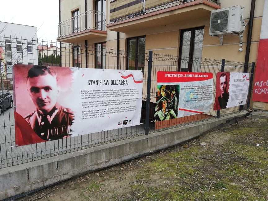 Plakaty upamiętniające znajdujące się przy muralu w Przeworsku.