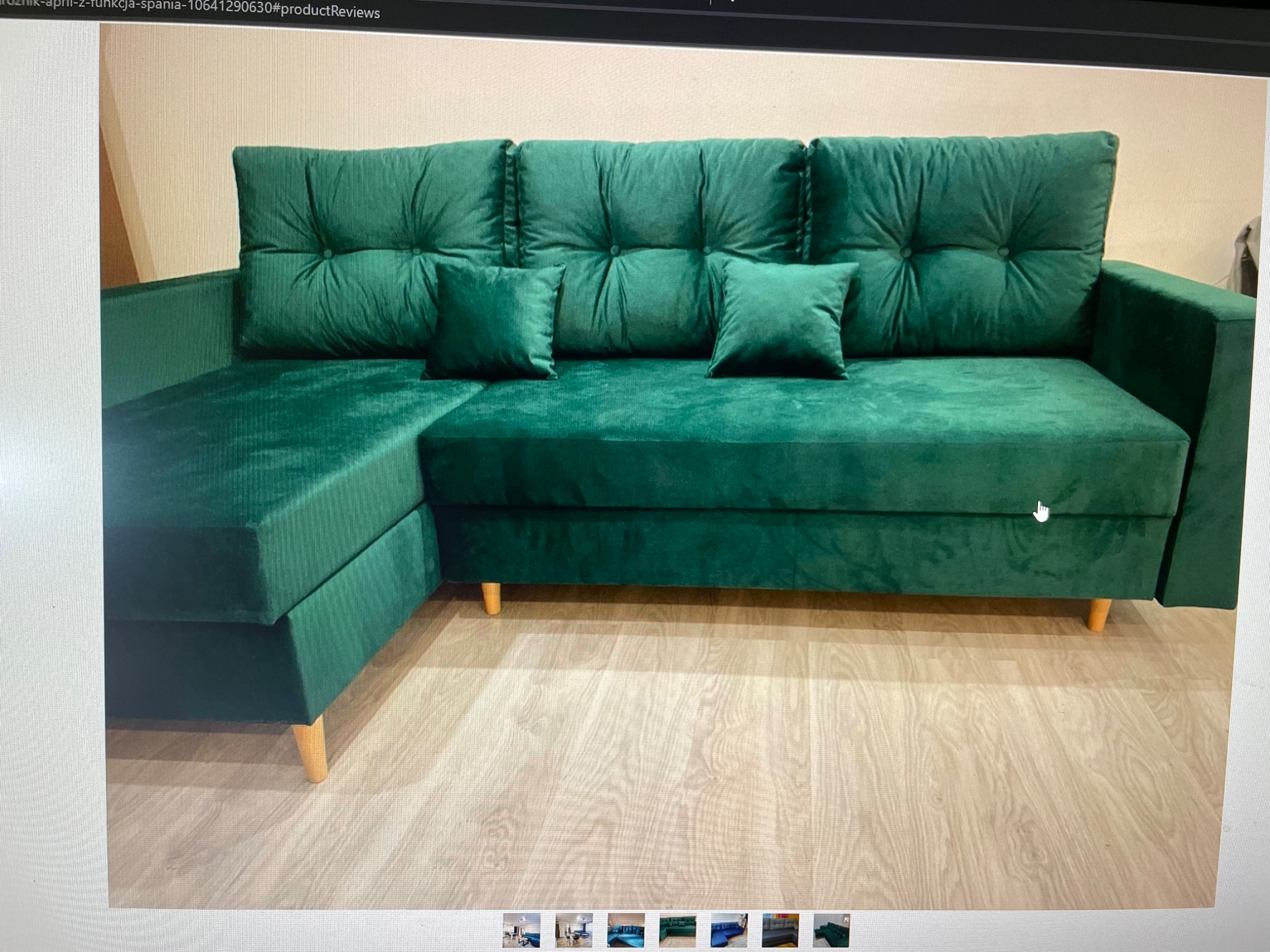 Zielony, welurowy narożnik z pikowanymi poduszkami oparciowymi i dwoma małymi poduszkami dekoracyjnymi, ustawiony na jasnej podłodze panelowej.