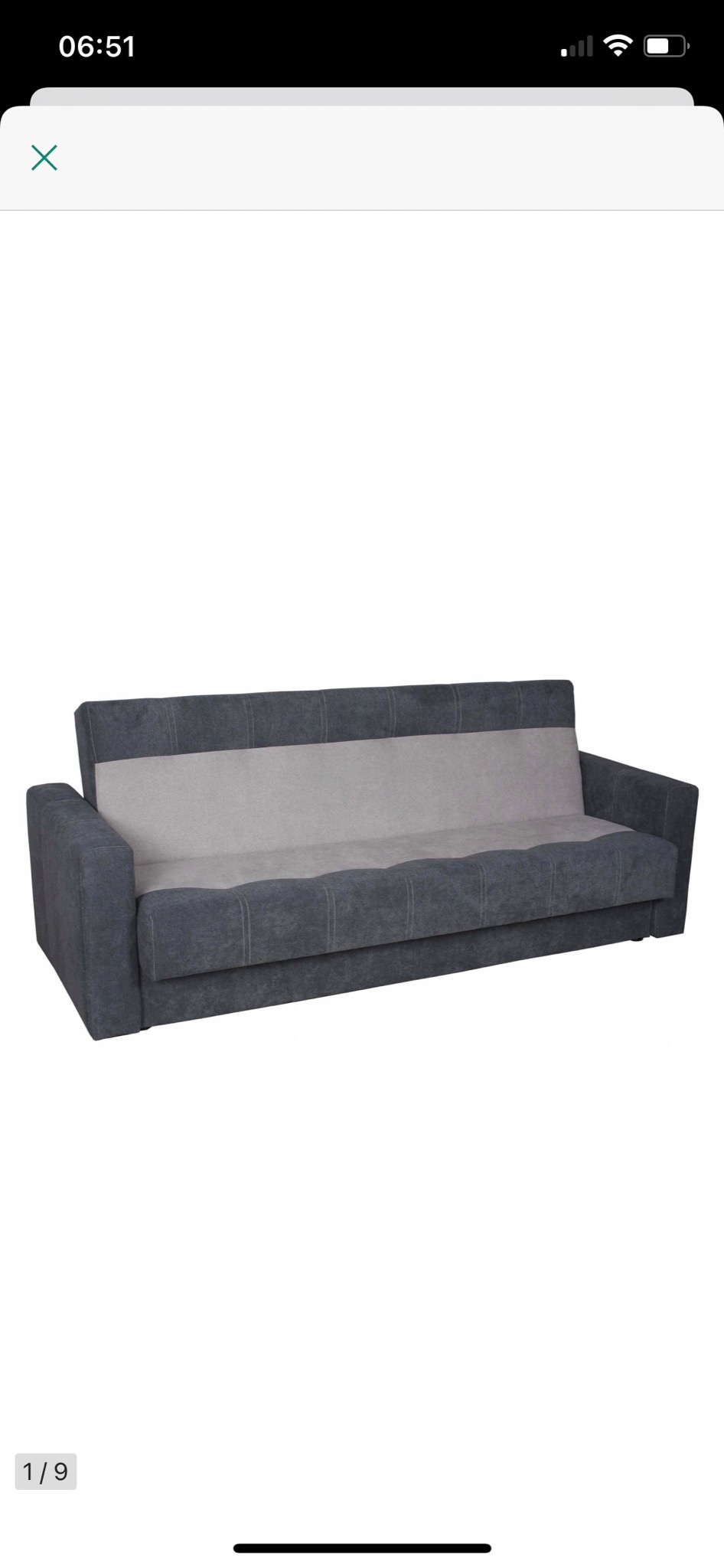 Rozkładana sofa dwukolorowa, tapicerowana ciemnoszarą tkaniną z jasnoszarym pasem na oparciu i siedzisku, widoczna na białym tle.