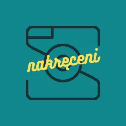 Grafika przedstawiająca stylizowany aparat fotograficzny w formie litery 'S', z napisem 'nakręceni' w kolorze żółtym na turkusowym tle.