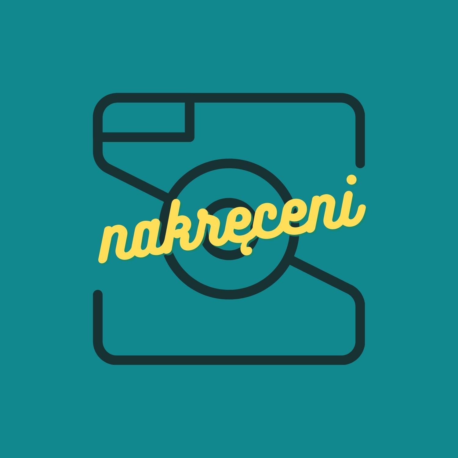 Grafika przedstawiająca stylizowany aparat fotograficzny w formie litery 'S', z napisem 'nakręceni' w kolorze żółtym na turkusowym tle.