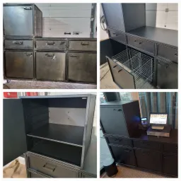 Zestaw metalowych szafek i szuflad w stylu industrialnym, niektóre z otwartymi drzwiami, ukazując wnętrze z metalową siatką i półkami, w tle logo Courtyard by Marriott Gdynia Waterfront.