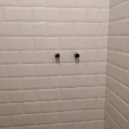 'cegiełki' w łazience.