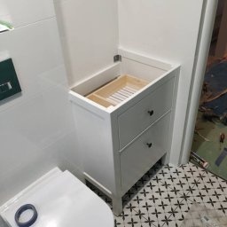 Kolanko - budowa i remonty B. Kolański - Nietypowy montaż szafki pod umywalkę nablatową w niedużej łazience.