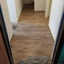 Układanie paneli podłogowych