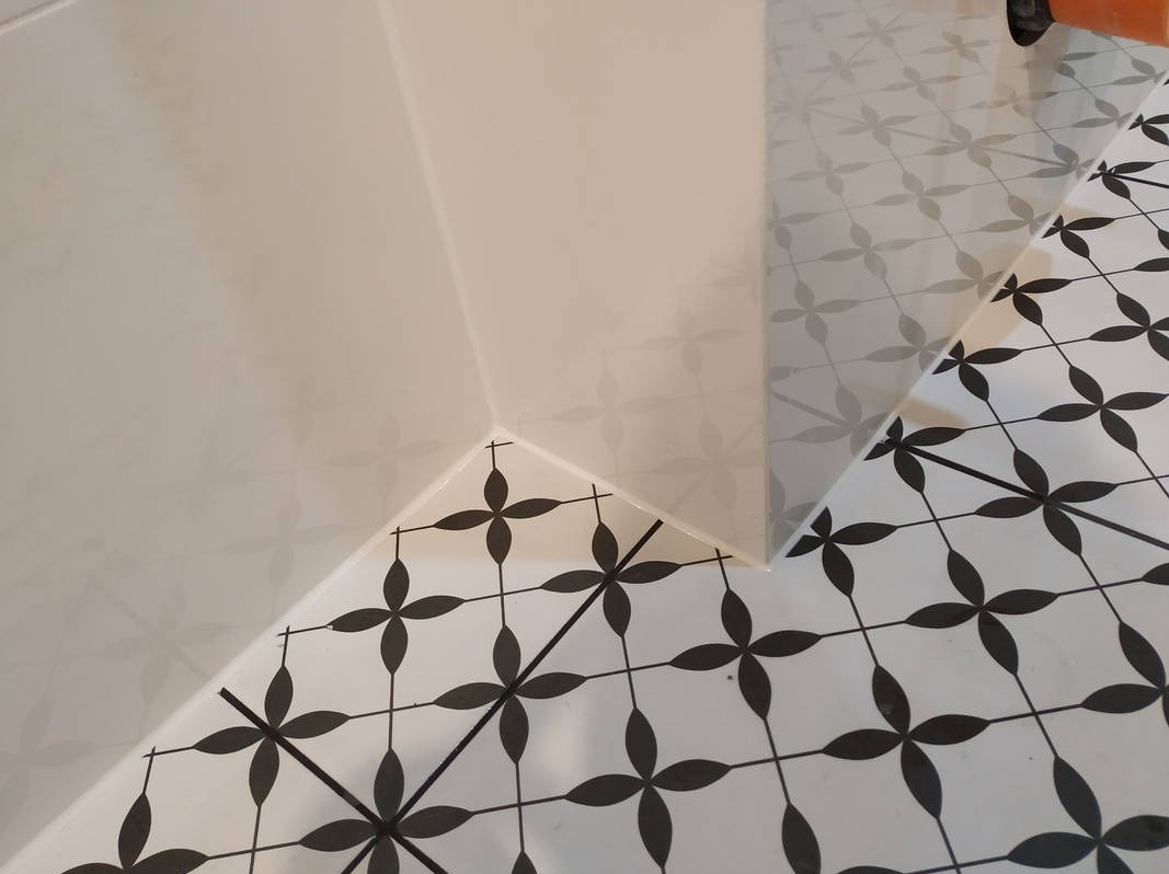 Zabudowa WC, płytki docinane pod kątem 45 stopni.