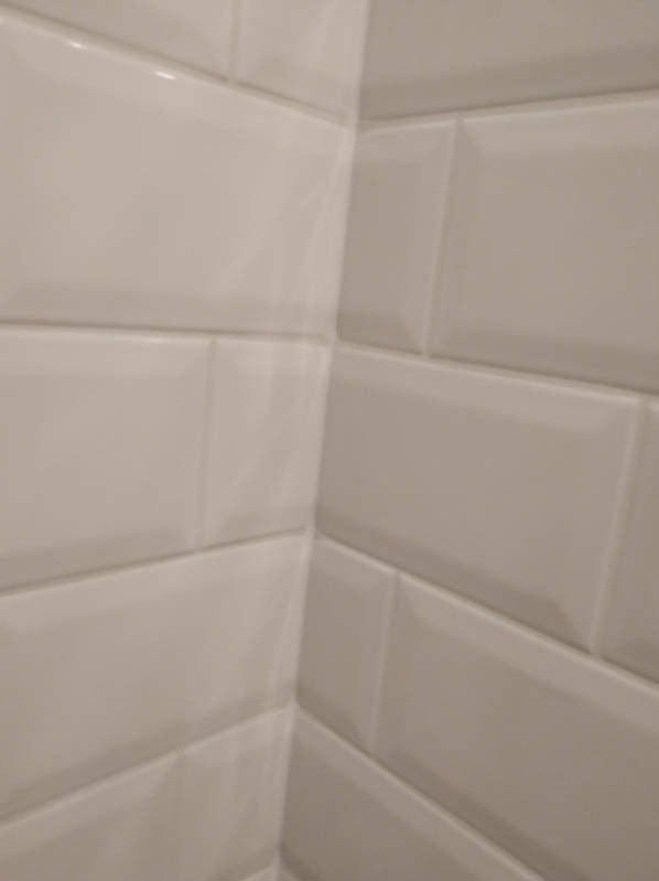 Klasyczne białe 'cegiełki' 3D w łazience. Spasowanie wzoru w narożniku wewnętrznym.