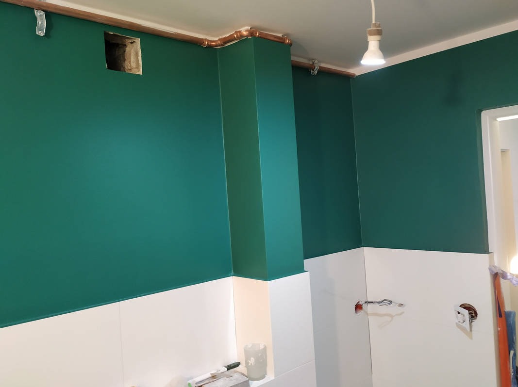 Malowanie łazienki na oryginalny zielony kolor.