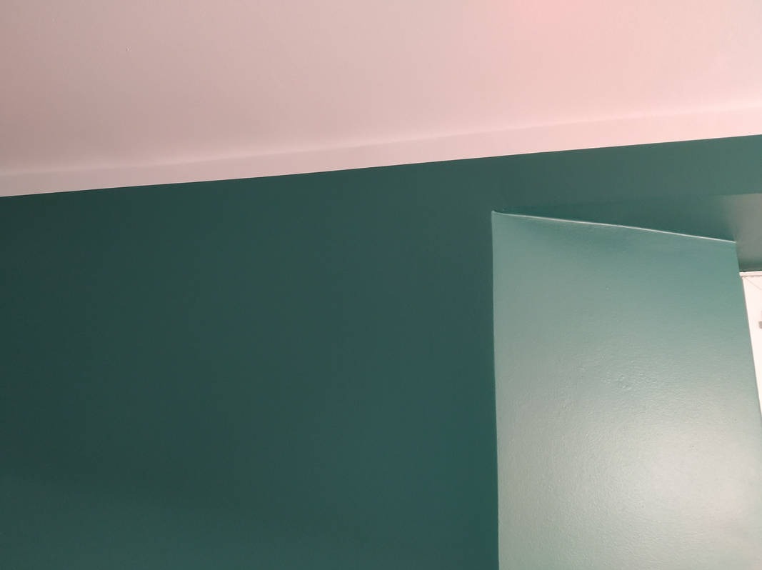 Malowanie łazienki i 'odcięcie kolory przy suficie.