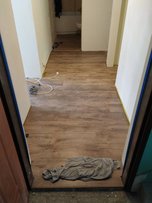 Układanie paneli podłogowych