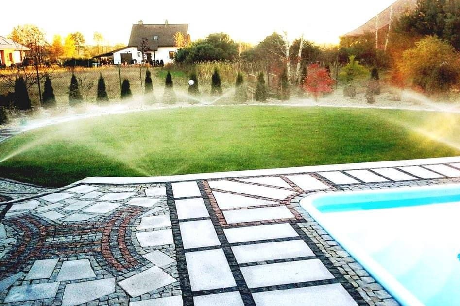 Montaż sytemu automatycznego nawodnienia ogrodu.