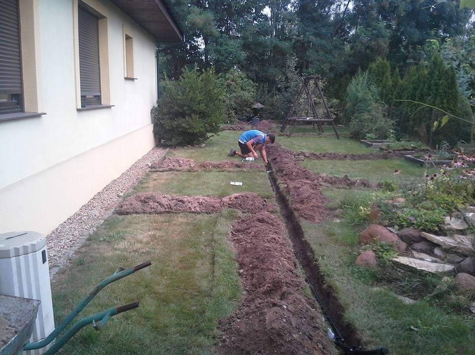 Montaż systemu nawodnienia na istniejącym trawniku.