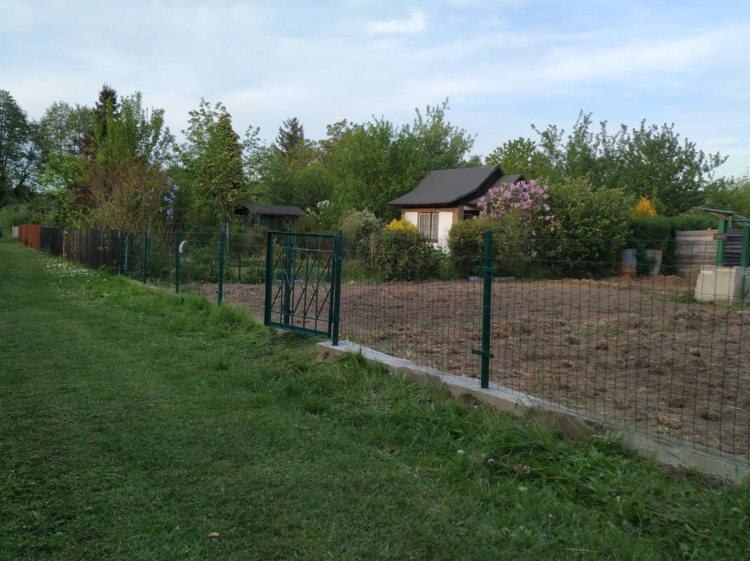 Naprawa podmurówki i montaż nowej siatki na ROD.