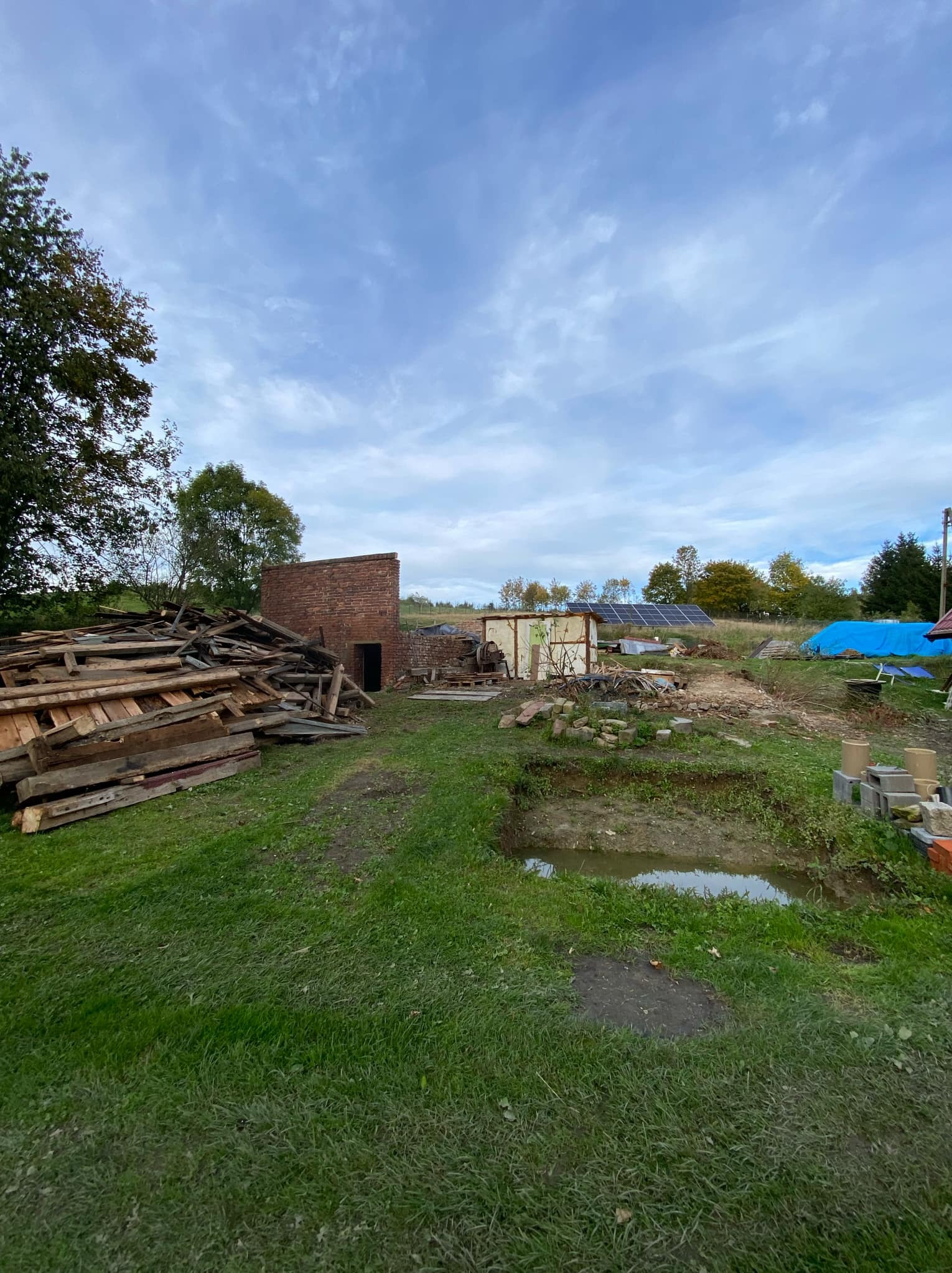 Po rozbiórce drewnianej części stodoły.