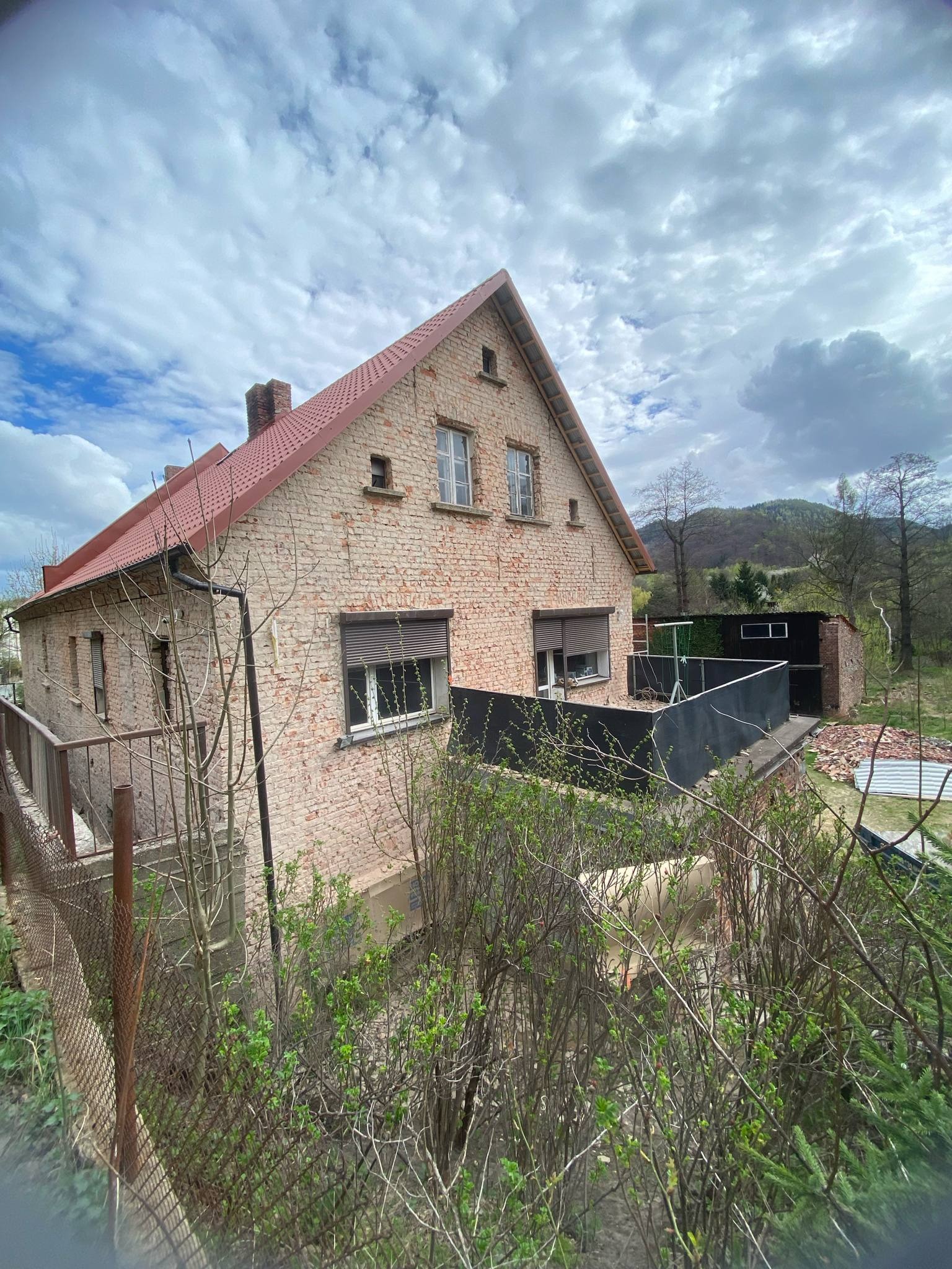 Skówanie starych tynków z elewacji.