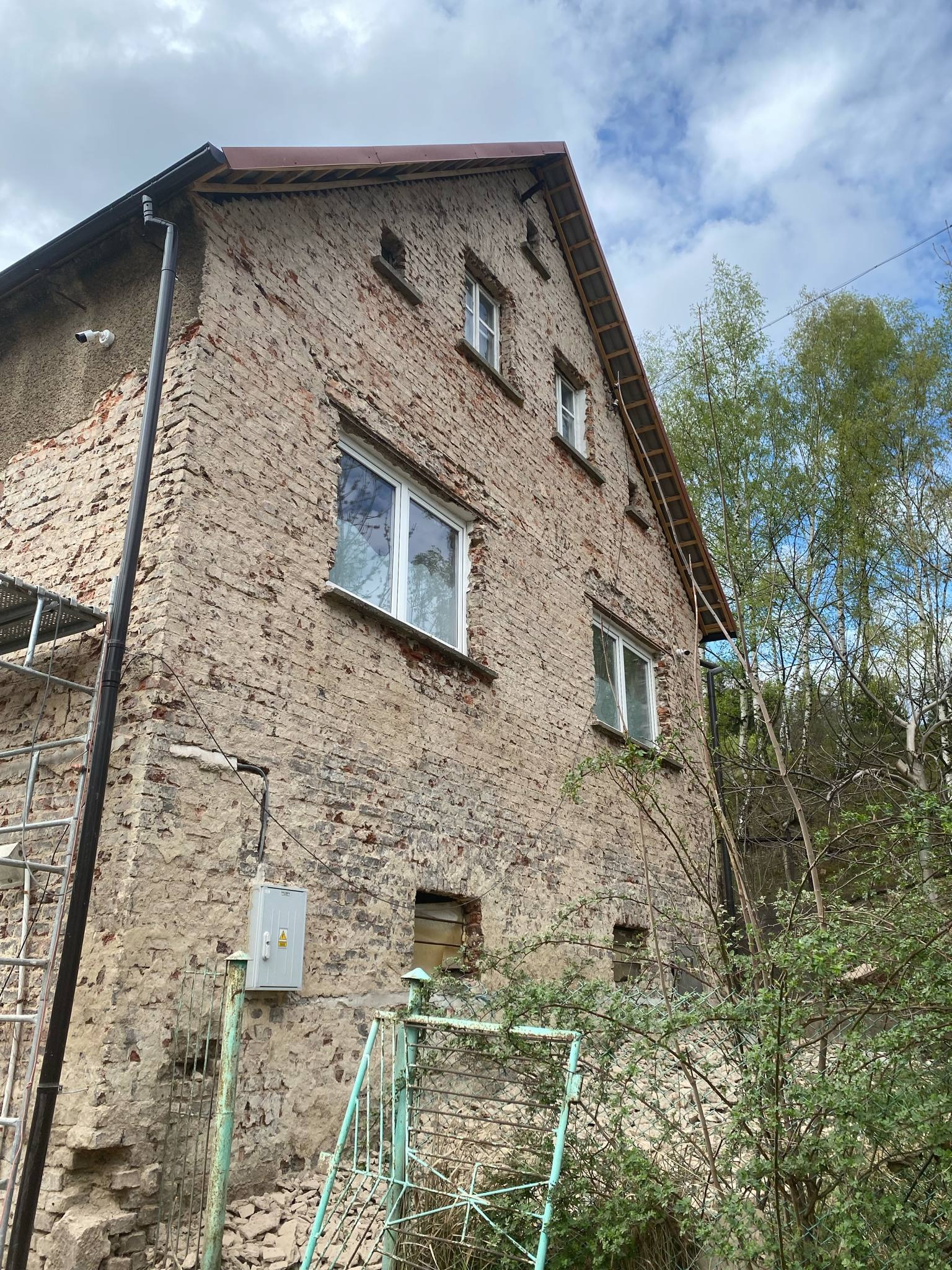 W trakcie skówania starych tynków.