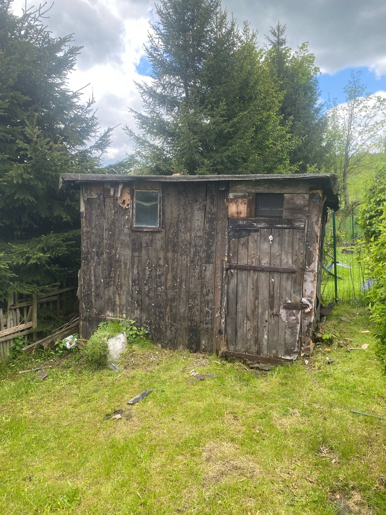 Budynek gospodarczy przed rozbiórką.