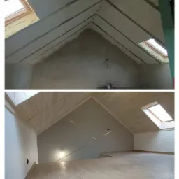Zdjęcie 'przed i po' ocieplenia poddasza z oknami dachowymi. Na górze surowe krokwie, na dole wykończone drewnem, z podłogą z płytek imitujących drewno.