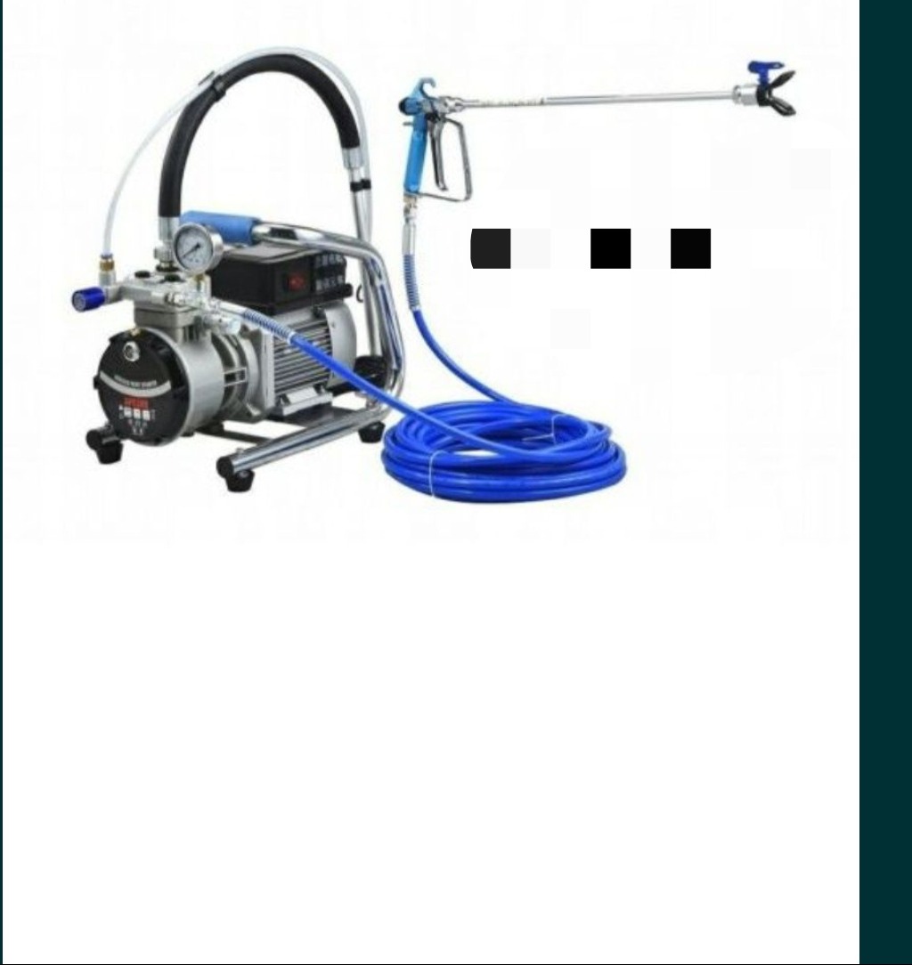 Profesjonalny, bezpowietrzny agregat malarski z pistoletem natryskowym i zwiniętym niebieskim wężem, na białym tle.