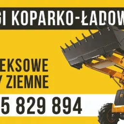 Żółta koparko-ładowarka JCB na tle reklamy 'Usługi Koparko-Ładowarką, Kompleksowe Roboty Ziemne' z numerem telefonu.