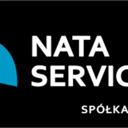 Logo firmy NATA SERVICE Spółka z o.o. z stylizowanym niebieskim skrzydłem po lewej stronie nazwy.