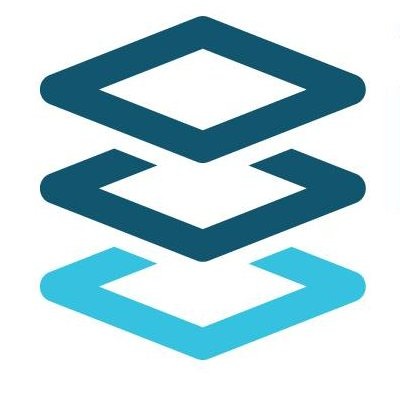 Abstrakcyjne logo przedstawiające trzy nachodzące na siebie romby w odcieniach niebieskiego, symbolizujące warstwy lub etapy.