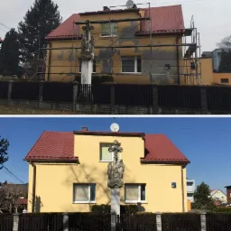 Dom jednorodzinny przed i po remoncie elewacji: widoczne rusztowania w trakcie prac oraz odnowiona, żółta fasada z czerwonym dachem, krzyż przydrożny na pierwszym planie.