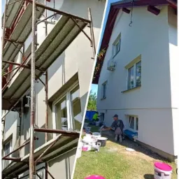 Dwuczęściowe ujęcie: po lewej rusztowanie przy ścianie budynku w trakcie prac, po prawej pracownik wygładza elewację przy trawniku z widocznymi puszkami farby.