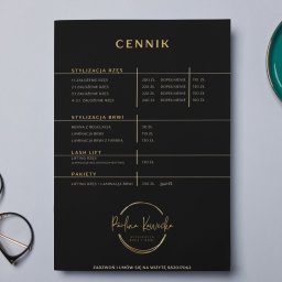 Jacek Caban JC Consulting - Cennik usług stylizacji rzęs i brwi, prezentowany obok filiżanki kawy i okularów w czarnych oprawkach z elementami w kolorze złotym.