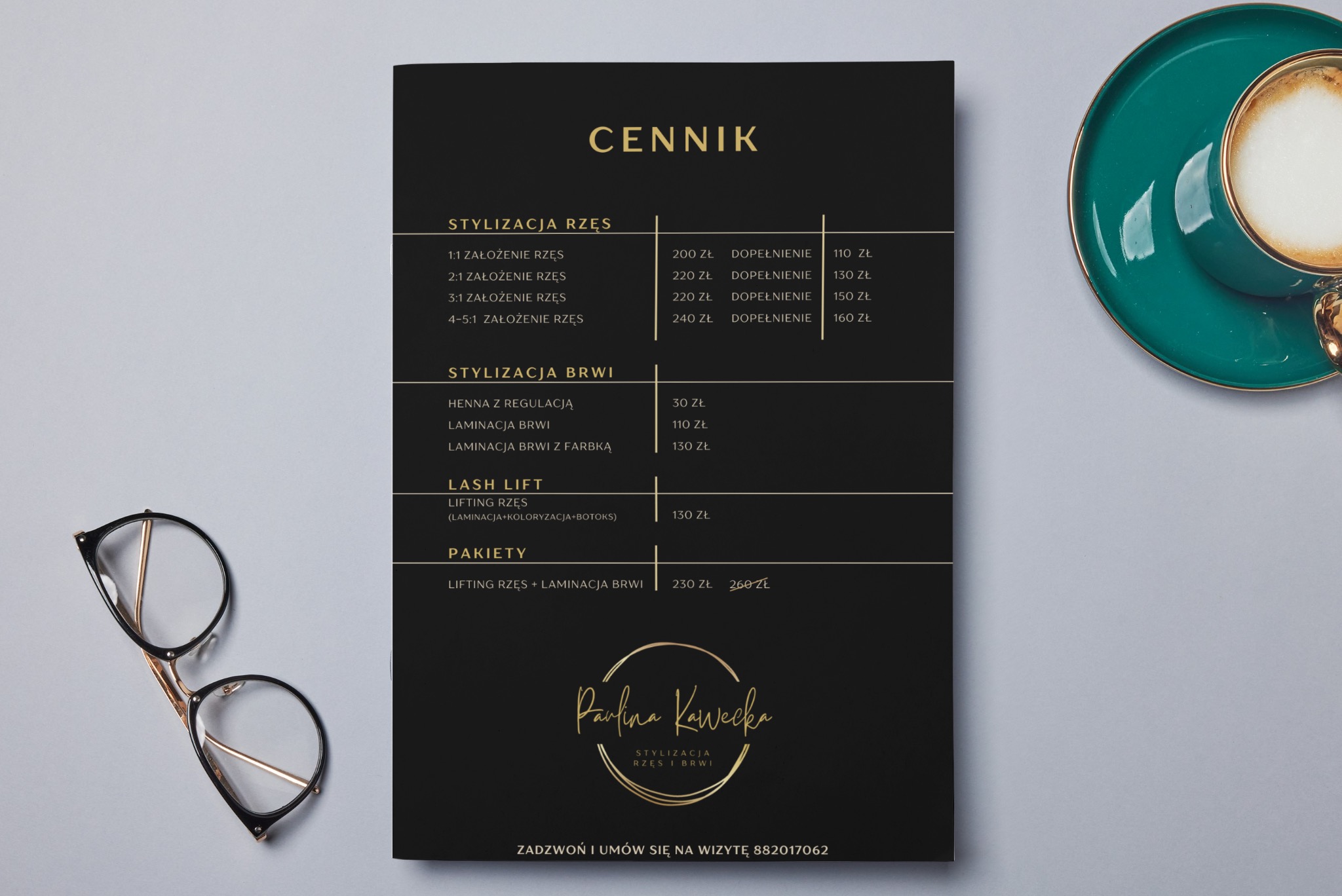 Cennik usług stylizacji rzęs i brwi, prezentowany obok filiżanki kawy i okularów w czarnych oprawkach z elementami w kolorze złotym.