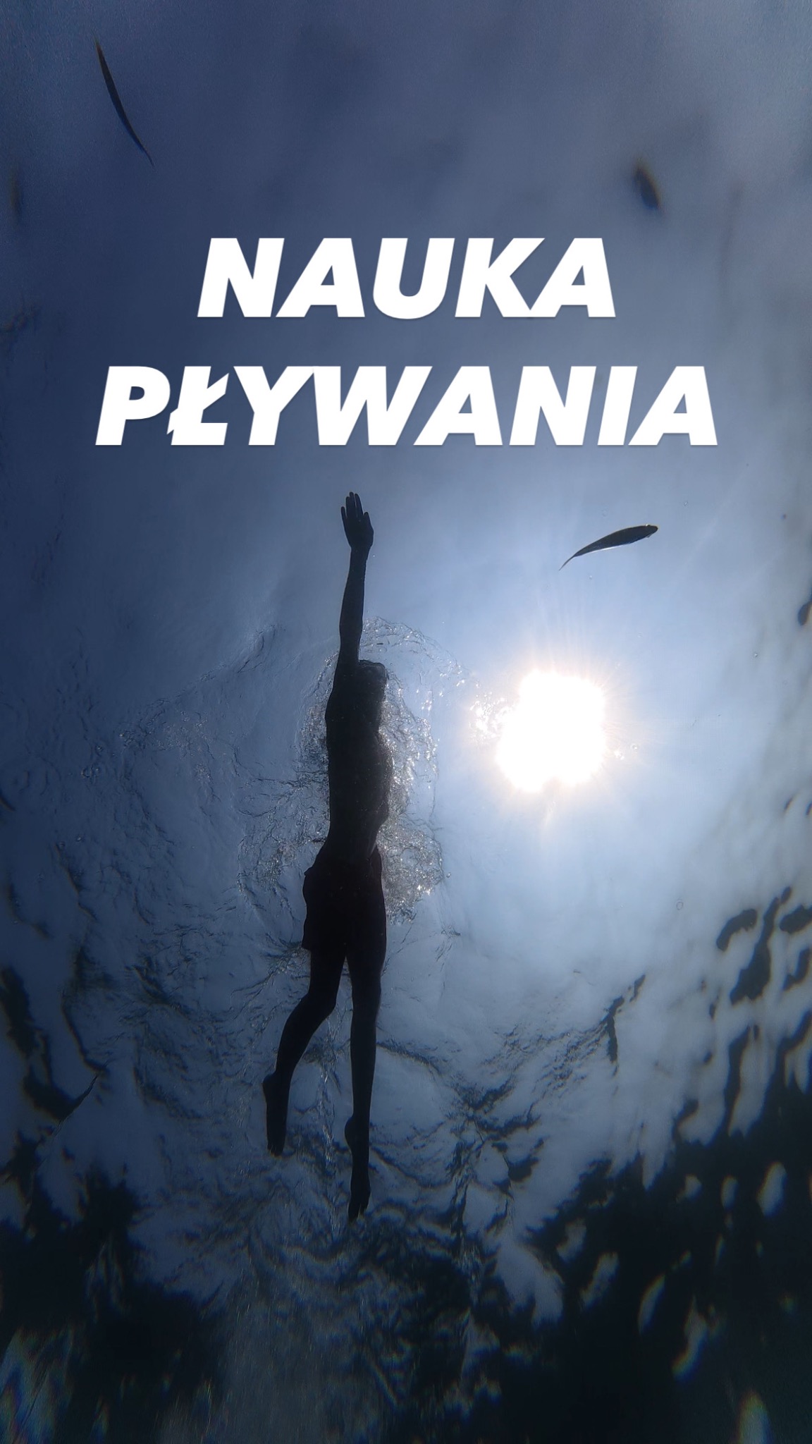 Sylwetka pływaka pod wodą, unoszącego rękę ku słońcu, z widocznymi falami i rybami; ujęcie z dołu, promujące naukę pływania.