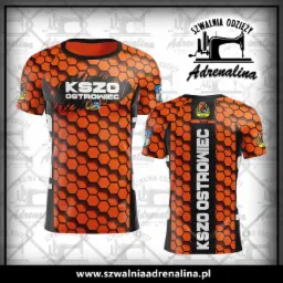 Pomarańczowo-czarna koszulka sportowa z nadrukiem plastra miodu, logiem KSZO Ostrowiec i emblematami sponsorskimi, prezentowana z przodu i z tyłu na neutralnym tle z logo szwalni.