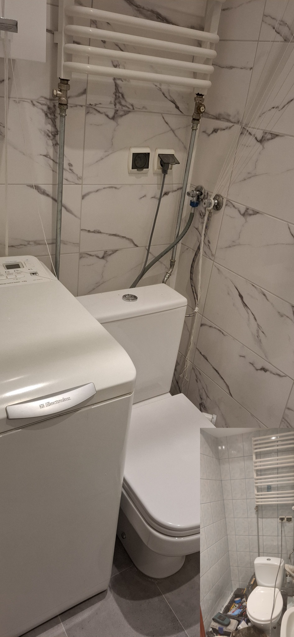 Wnętrze łazienki z białą pralką Electrolux, toaletą i grzejnikiem drabinkowym na ścianie wyłożonej płytkami imitującymi marmur. Widoczne przyłącza wodne i elektryczne.