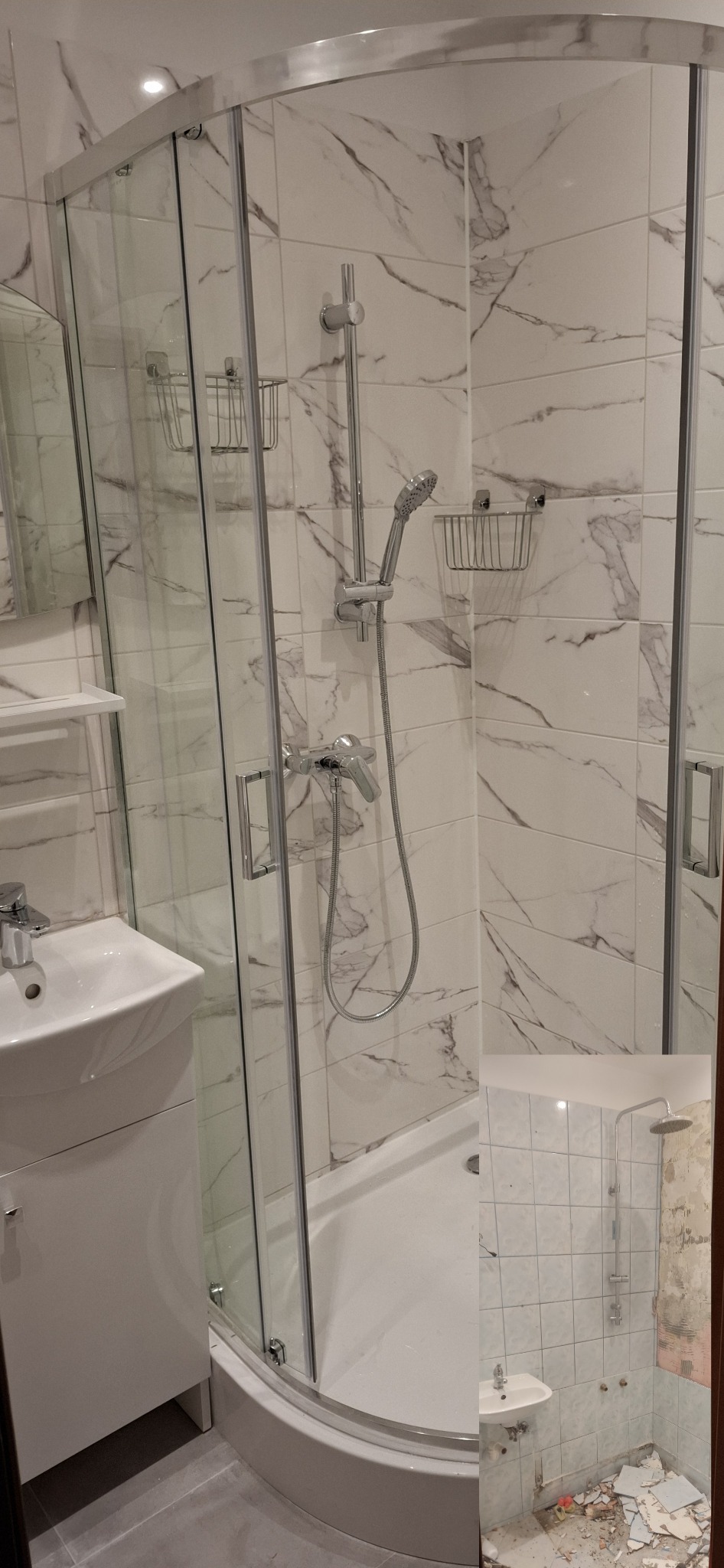 Nowoczesna kabina prysznicowa z chromowanymi elementami i białymi płytkami imitującymi marmur, umywalka z szafką, widoczny fragment łazienki w trakcie prac wykończeniowych w prawym dolnym rogu...