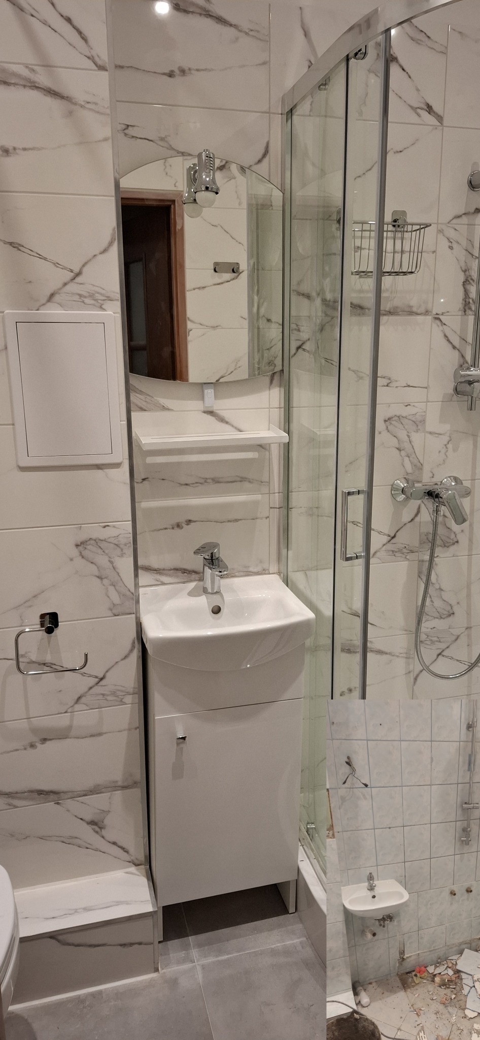 Umywalka z szafką w małej łazience, białe płytki imitujące marmur na ścianach, kabina prysznicowa z chromowanymi elementami, lustro z półką, widoczne także fragmenty stanu przed i po.