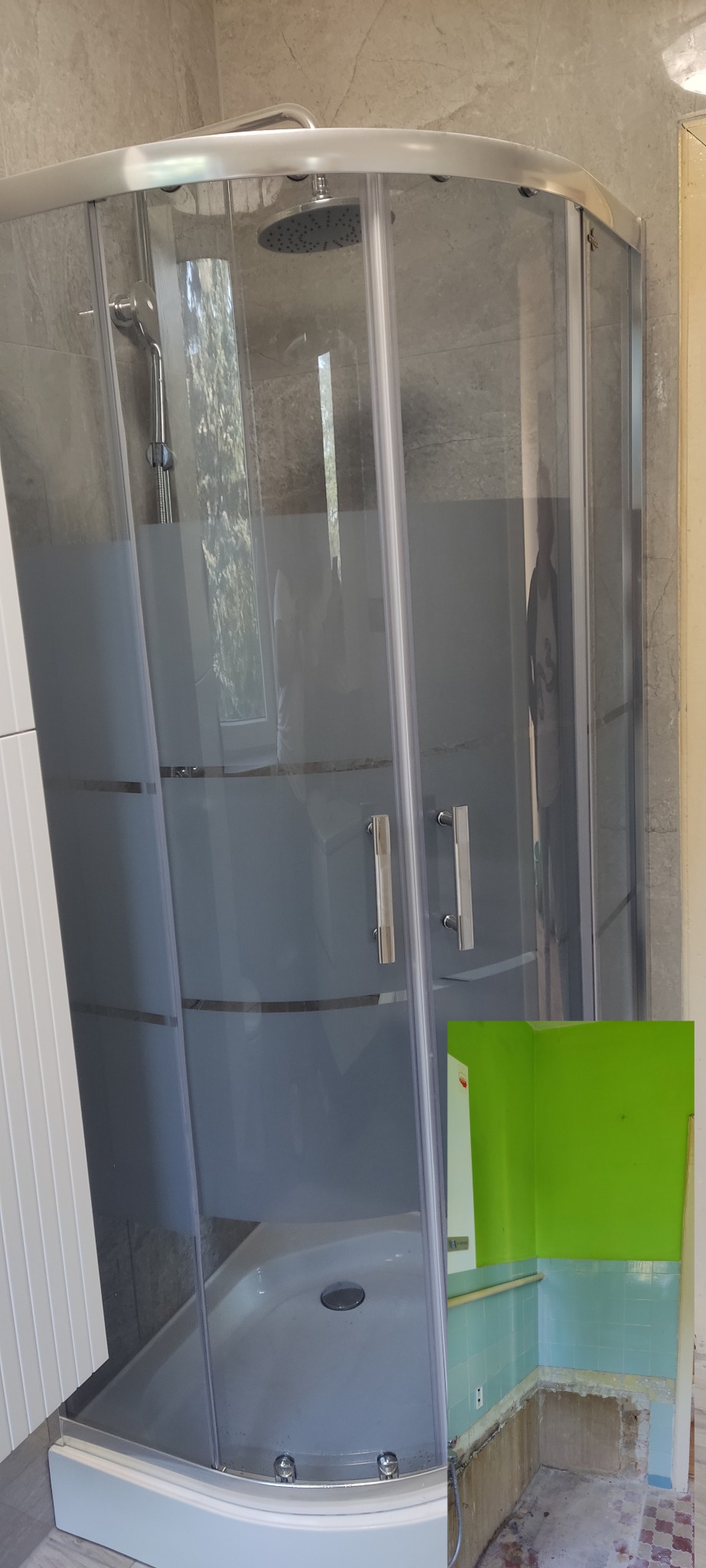 Narożna kabina prysznicowa z brodzikiem, częściowo oszronione szyby, widoczne płytki imitujące kamień oraz fragment łazienki przed remontem z jaskrawozieloną ścianą i zdemontowanymi płytkami.