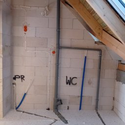 Ukłądanie styropianu pod ogrzewanie podłogowe