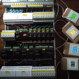 Prefabrykacja rozdzielnicy Smart Home Ampio.