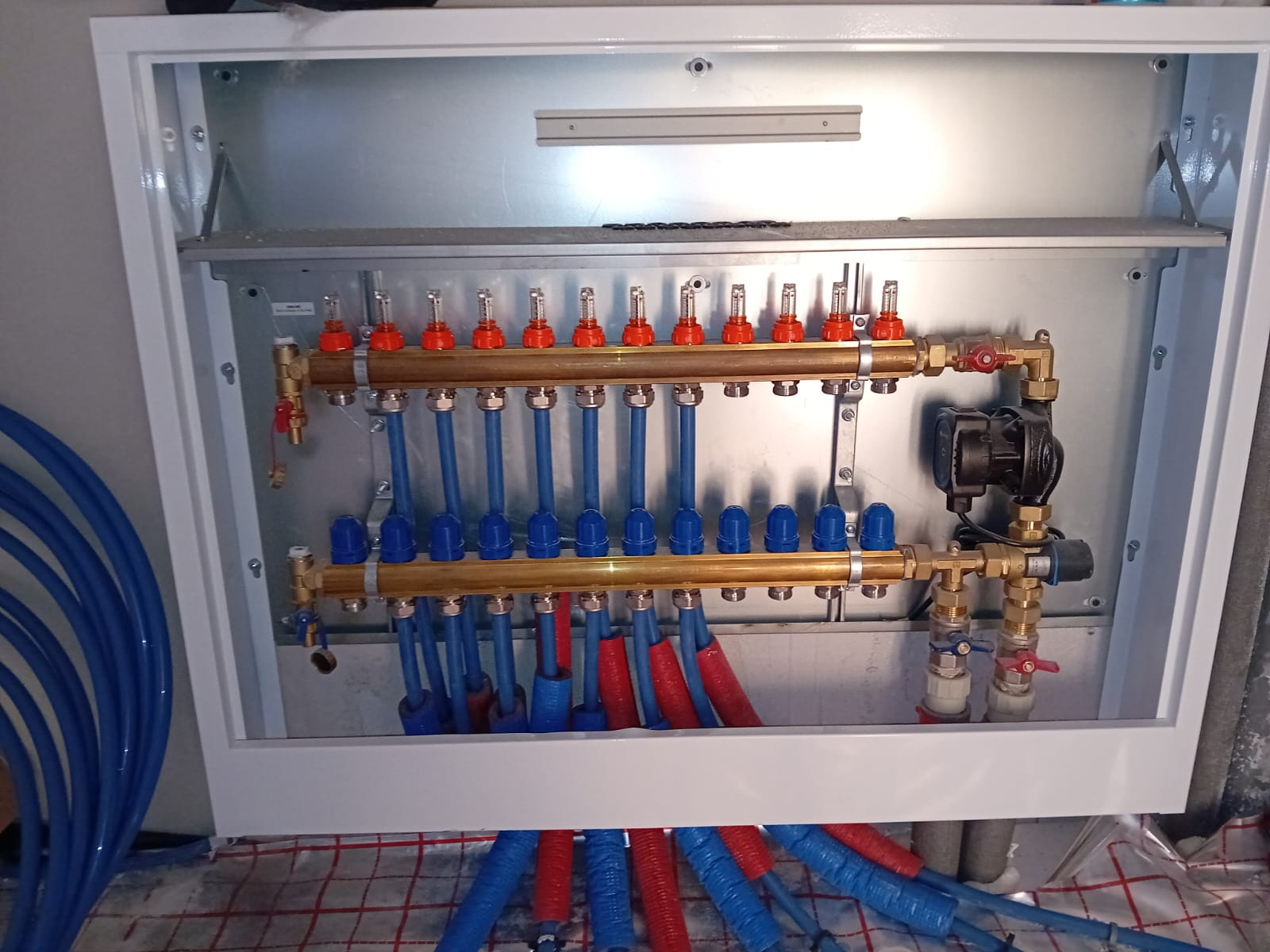 Instalacja rozdzielacza podłogówki