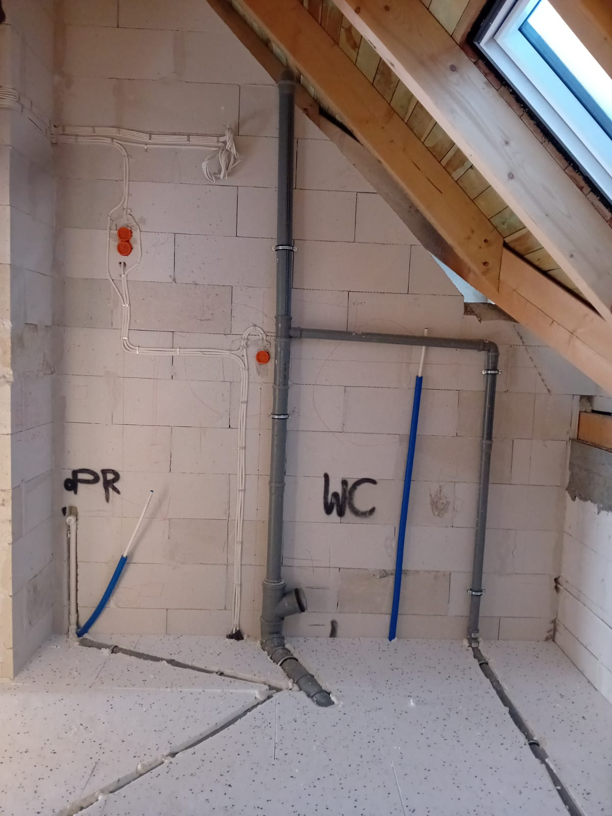 Ukłądanie styropianu pod ogrzewanie podłogowe