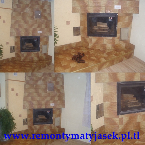 Wykończony kominek z obudową z płytek w odcieniach brązu i beżu, z wkładem kominkowym i ułożonymi wewnątrz polanami drewna. Widoczna część podłogi wyłożona tymi samymi płytkami. Na ścianie widoczne...