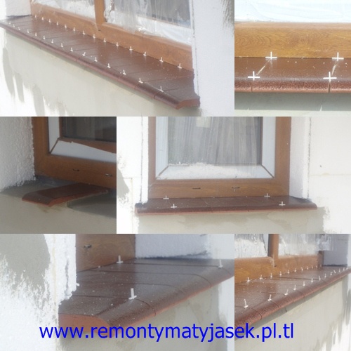 Montaż brązowych płytek klinkierowych na parapecie zewnętrznym okna z drewnianą ramą, widoczne białe krzyżyki dystansowe, ściana w trakcie wykończenia.