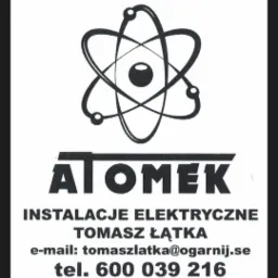Logo firmy Atomek Instalacje Elektryczne z symbolem atomu, danymi kontaktowymi (e-mail, telefon) i imieniem Tomasz Łątka.