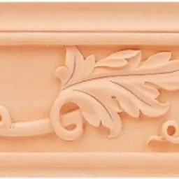 Dekoracyjna listwa przypodłogowa z drewna z motywem winogron i liści, profil boczny listwy w prawym rogu.