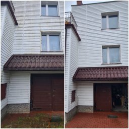 FIRMA HANDLOWO-USŁUGOWA MAR-KO TECH Mariusz Krzykwa - Porównanie stanu elewacji przed i po: biały siding oczyszczony z zabrudzeń, widoczne różnice w czystości powierzchni, brązowy dach nad garażem.