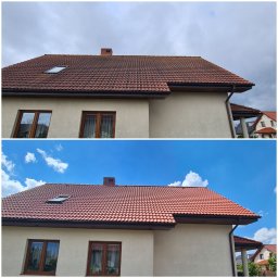 FIRMA HANDLOWO-USŁUGOWA MAR-KO TECH Mariusz Krzykwa - Porównanie dachu z czerwonej dachówki przed i po czyszczeniu. Na górze widoczny brudny dach pod pochmurnym niebem, a na dole ten sam dach po czyszczeniu, pod błękitnym niebem z chmurami.