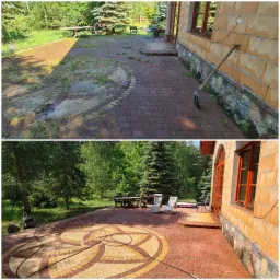 Porównanie przed i po czyszczeniu kostki brukowej z dekoracyjnym wzorem, widoczny efekt usunięcia zabrudzeń i porostów, zarys budynku w tle.