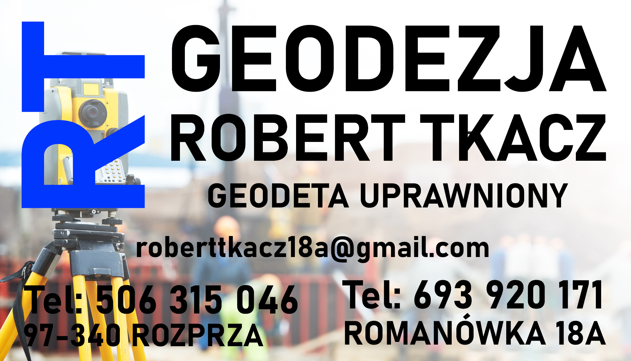 Reklama firmy geodezyjnej: żółty teodolit na trójnogu, logo z niebieskich liter, dane kontaktowe na jasnym tle z rozmytym tłem budowy.